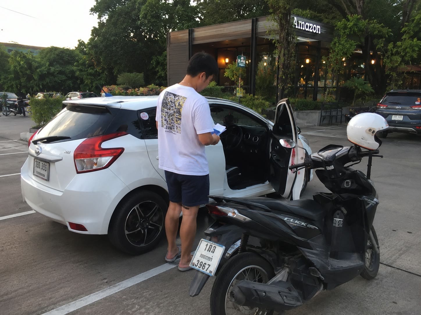 파타야에서 차와 오토바이를 이용하는 모습