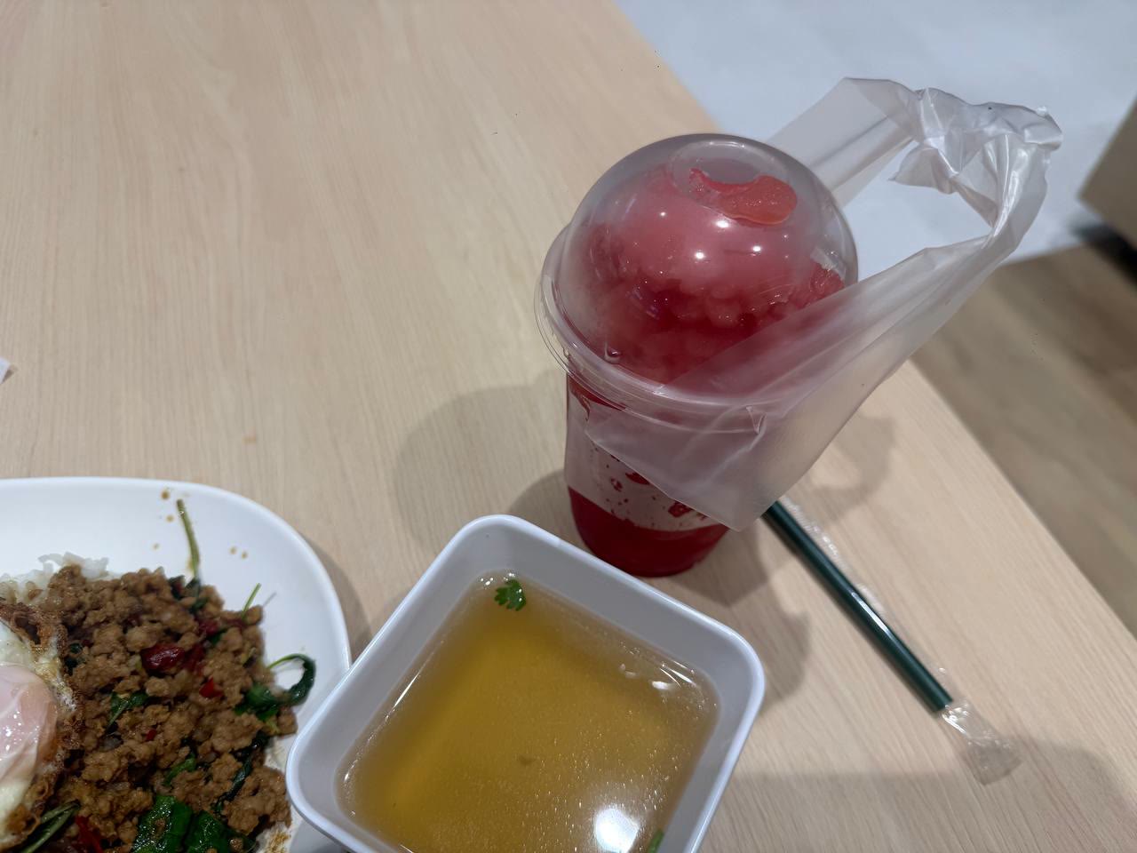 태국 음식이 놓인 테이블